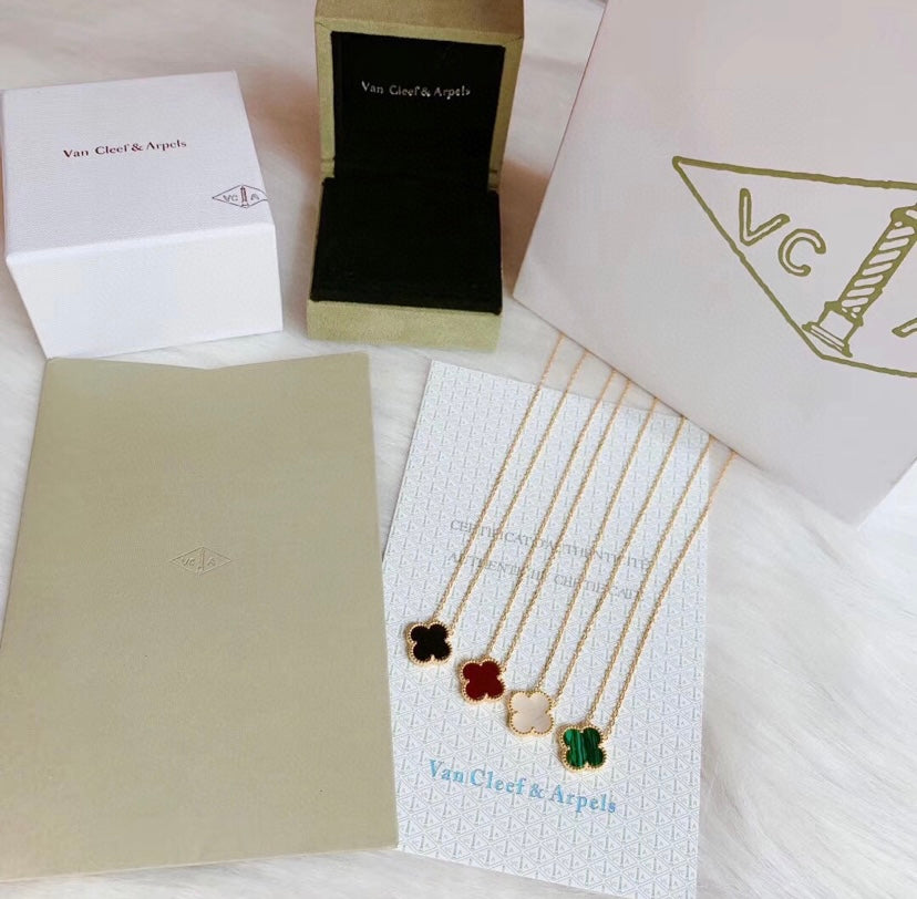Single clover necklace in gold