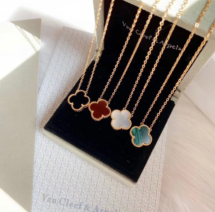 Single clover necklace in gold