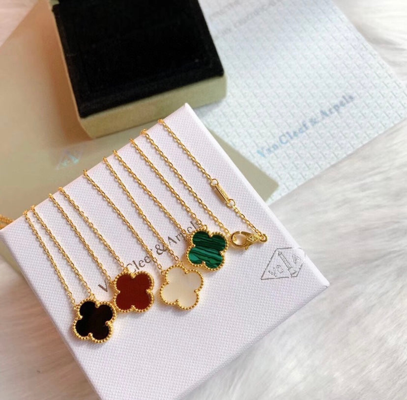 Single clover necklace in gold