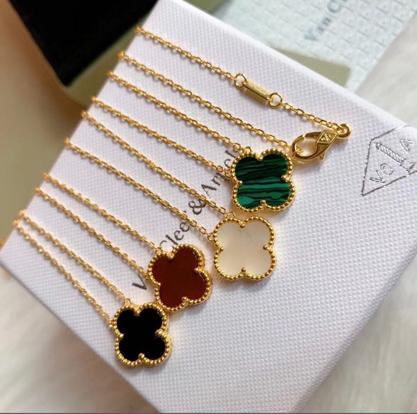 Single clover necklace in gold