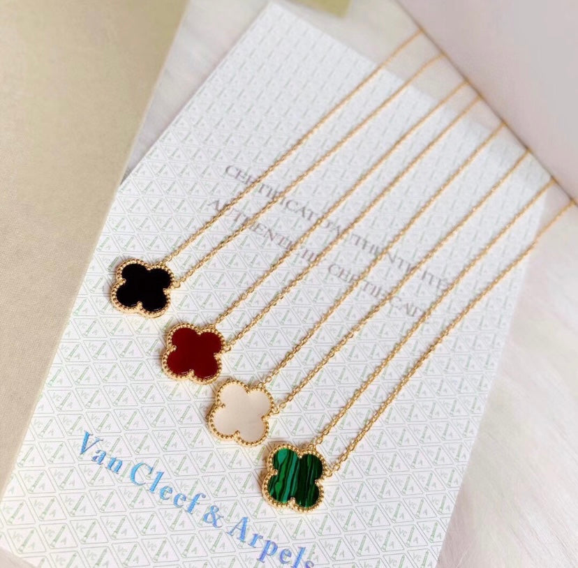 Single clover necklace in gold