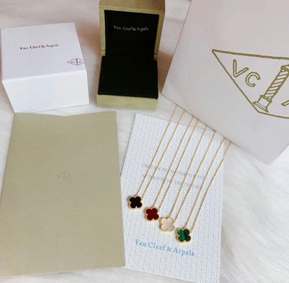 Single clover necklace in gold