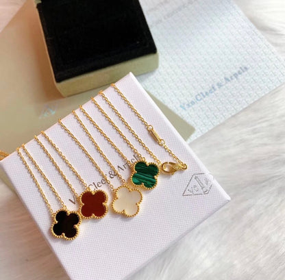 Single clover necklace in gold