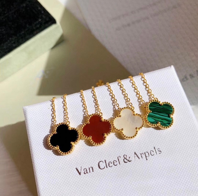 Single clover necklace in gold